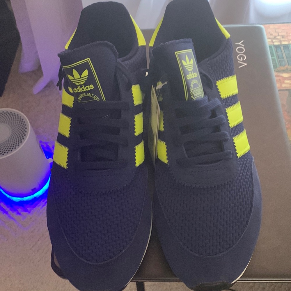 Retro Addidas. Hard to find new with tag no box. Very cool
